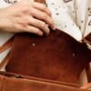 ARYA - Tas Selempang Bahu Laptop Kerja Pria Muat Laptop Kulit Sapi Asli - La vaches' Leather